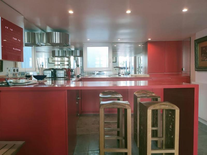 Paris centre grand duplex avec belle terrasse — отель с удобствами в Париже