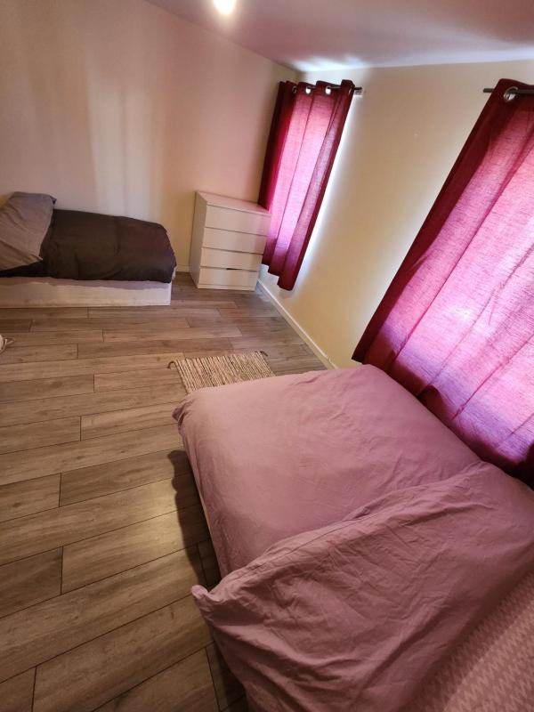 Large Room with Living Dining Rm Sleeps 4 People Free Car Parking Easy Access To Central London, O2 & Excel — отель в Лондоне, Соединенное Королевство