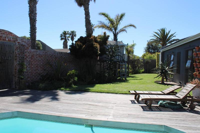 Цены на NO LOAD SHEDDING - Raven Haven Family Home - Blouberg в Кейптауне