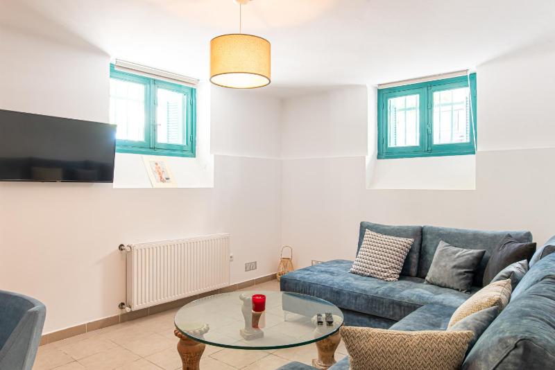 Kallimarmaro Two-Bedroom Apartment — забронировать отель в Афины