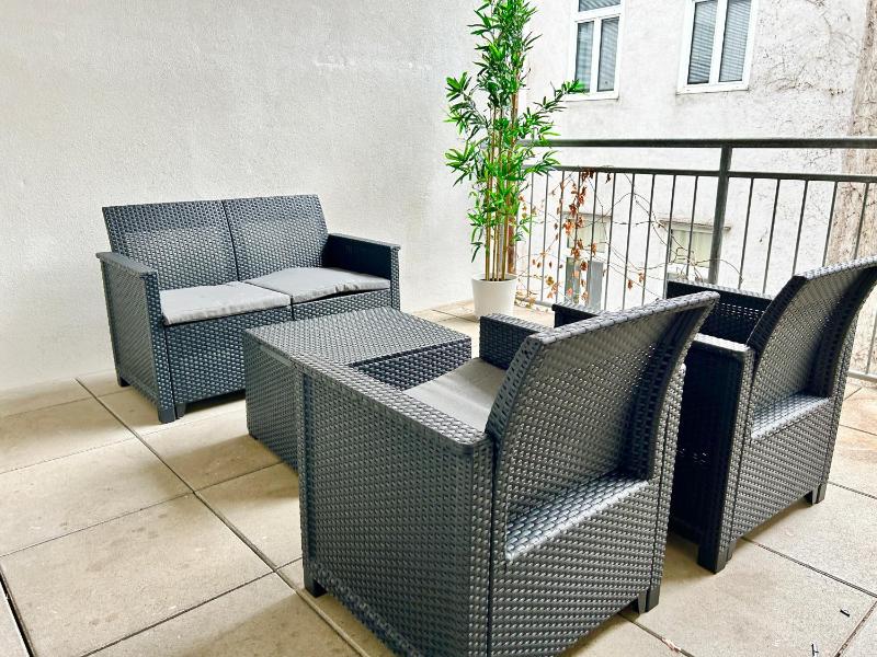 Цены на 100m2 Flat with Balcony near Mariahilferstrasse - Free Parking в вене