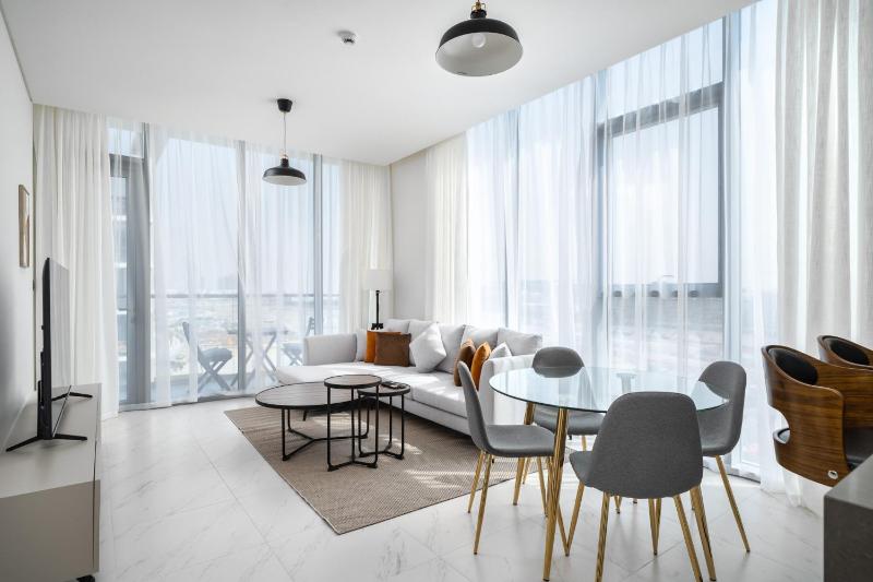 ALH Vacay - Residences 15 District One - 1 Bedroom — отель с удобствами в Дубае
