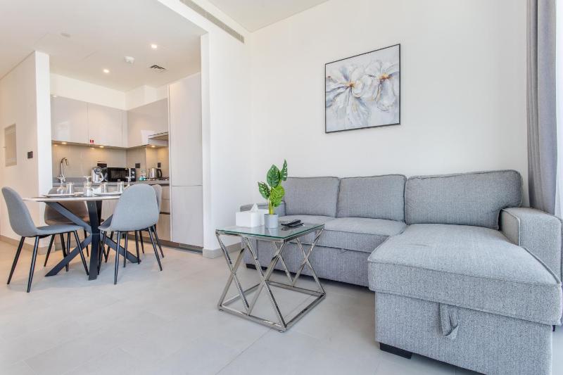 STAY BY LATINEM Luxury 1BR Holiday Home W1815 near Burj Khalifa — отель с удобным расположением в Дубае