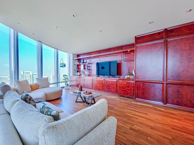 BURJ KHALIFA - Luxurious Tow Bedroom APARTMENT — отель с удобным расположением в Дубае