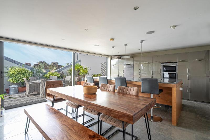 JOIVY Splendid maisonette in Notting Hill — отель с удобствами в Лондоне