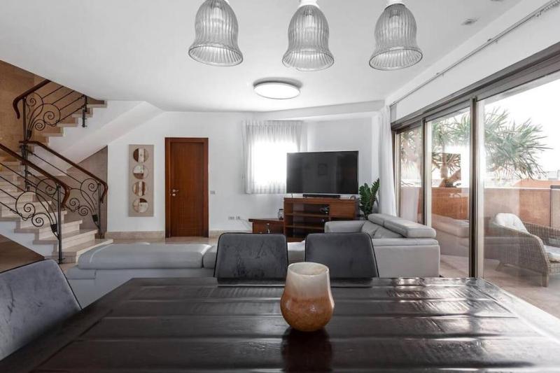 2 Bedroom Duplex 8 with Balcony — отель с удобным расположением в Тель-Авиве