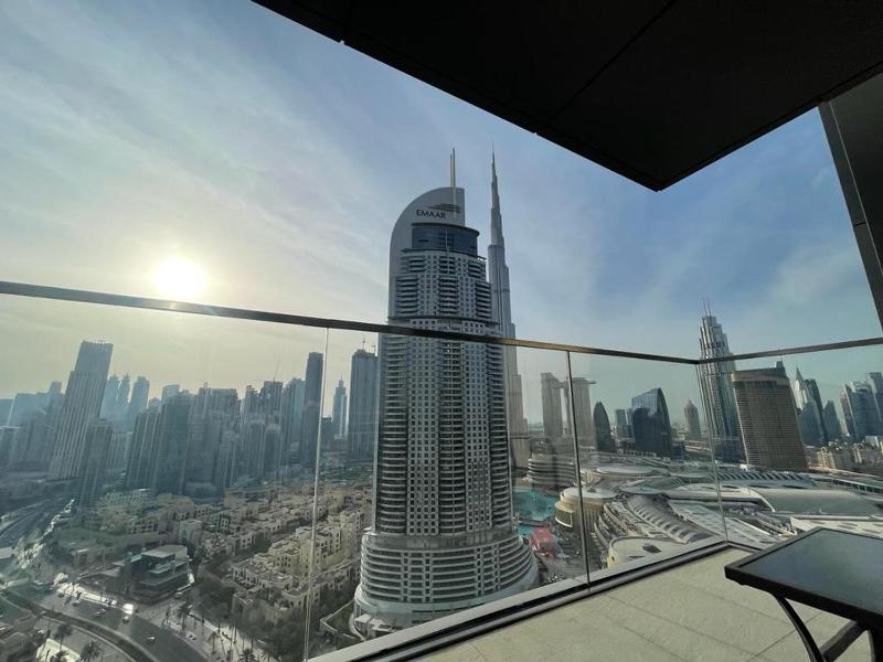 Burj Khalifa view, 3 Bedroom Apartment in Boulevard Point, Connected to Dubai Mall — отель с удобствами в Дубае