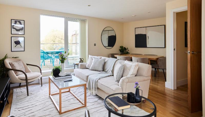 The Weavers Field Place - Classy 3BDR Flat with Terrace — отель с удобствами в Лондоне
