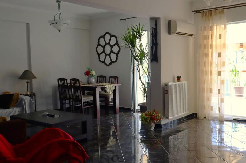 Great apartment, large balcony — отель с удобным расположением в Афины