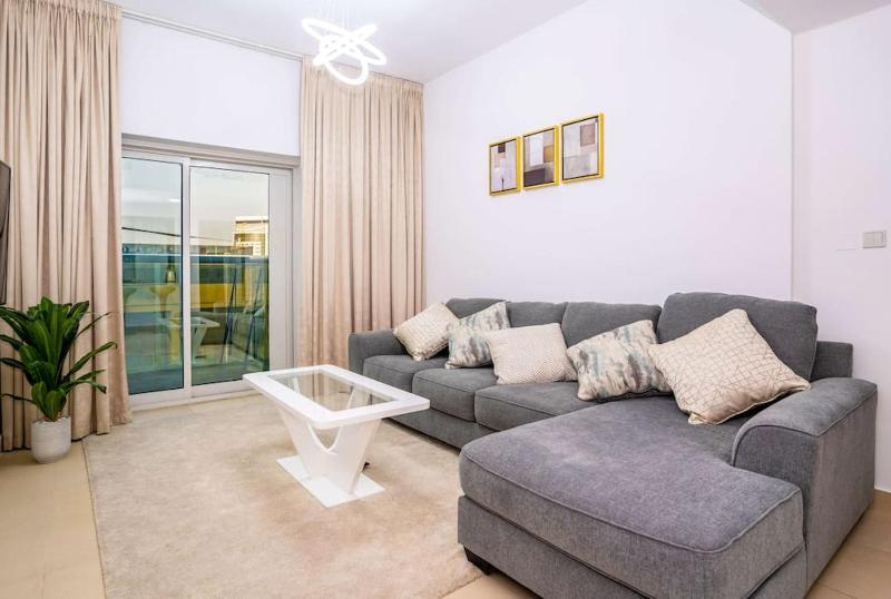 Cozy 1-BR with Pool, Gym, and Balcony — отель в Дубае, Объединенные Арабские Эмираты