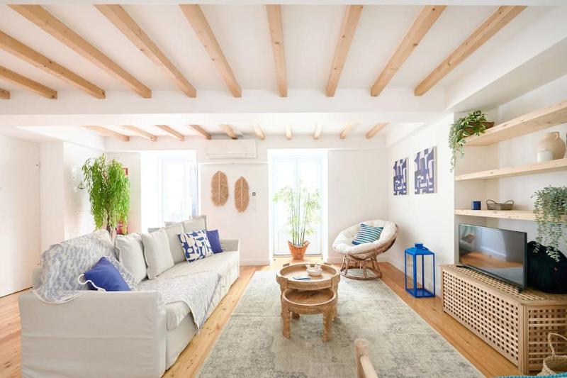 Charming duplex with private Terrace and Parking — отель в Лиссабоне, Португалия