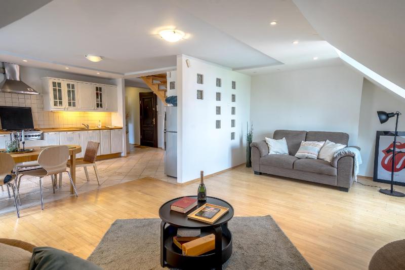 Цены на Family Apt for 2-6 - Amazing Barbacan Walls View в Варшаве