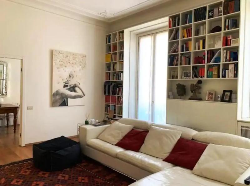 Spacious and sunny design flat in the city center — забронировать отель в Милане