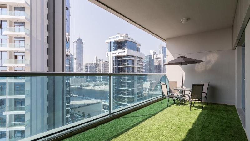 Luxury StayCation - Elegant 1BR Apartment in the Heart of Dubai — отель с удобным расположением в Дубае