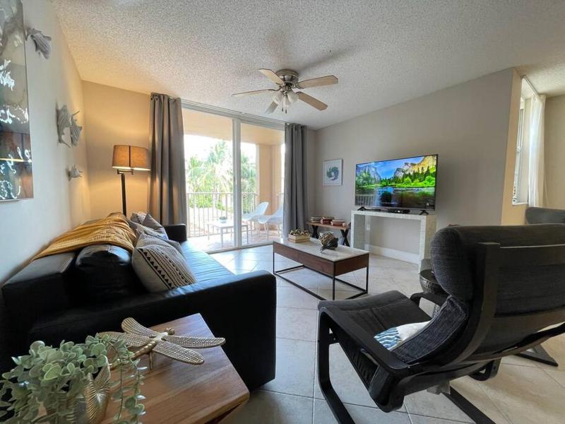 Deluxe Yacht Club Condo Near the Beach — отель с удобным расположением в Майами