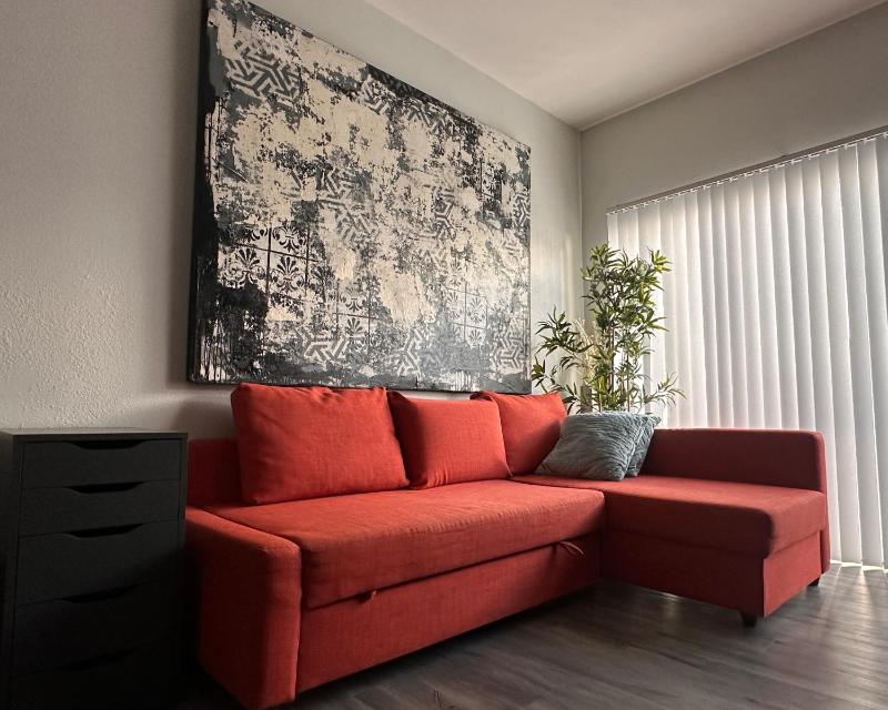 Hollywood Retreat! Private room in 2BR apartment — отель с удобствами в Лос-Анджелесе