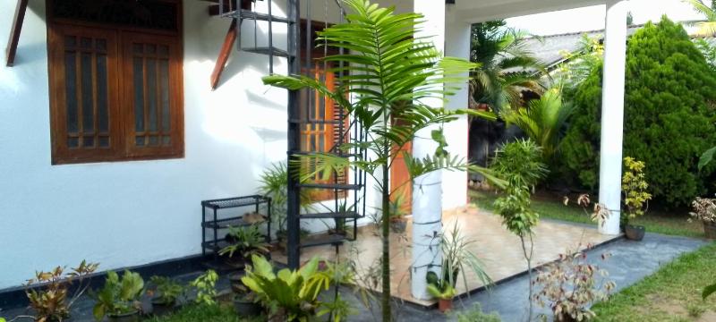 Villa Tharu Hikkaduwa — отель с удобным расположением в Хиккадува