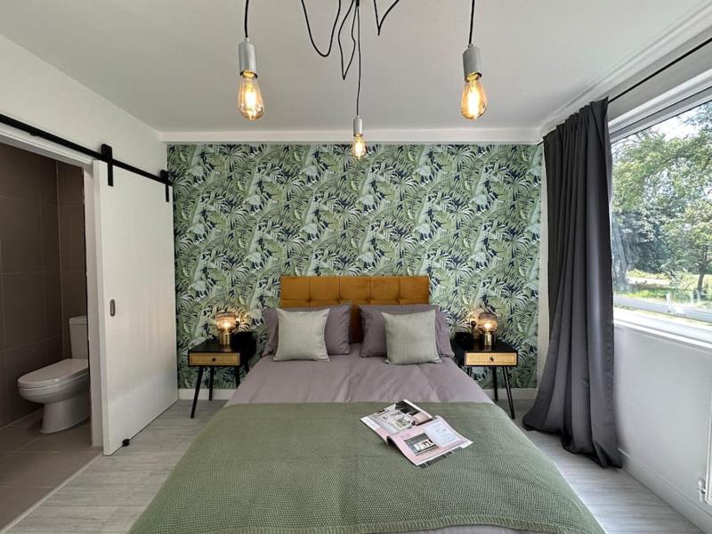 Chic 5-BR, all ensuites with TVs — отель с удобным расположением в Лондоне