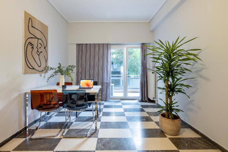 Spacious Central Apt Downtown — комфортный отель в Афины