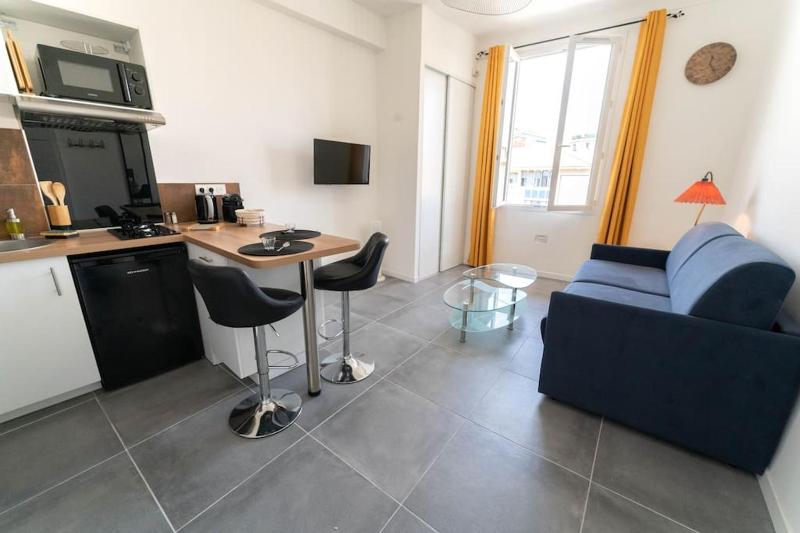 Цены на NICE 3 CENTRE-VILLE STUDIO EN ETAGE REFAIT A NEUF в Николь