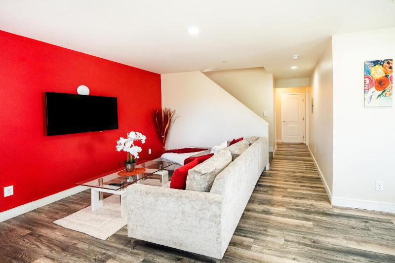 Large chic 5-bedroom 3 bathroom clost to Downtown LA — отель в Лос-Анджелесе, Соединенные Штаты Америки