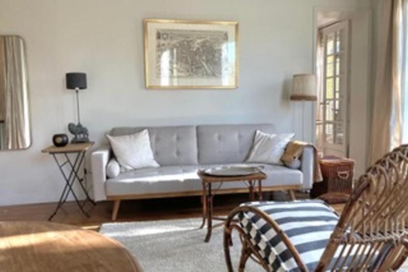 Bright apartment near Buttes-Chaumont — отель в Париже, Франция