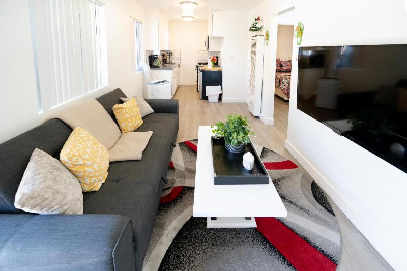 Cozy small 2 bedroom in Koreatown/Hollywood — отель с удобствами в Лос-Анджелесе