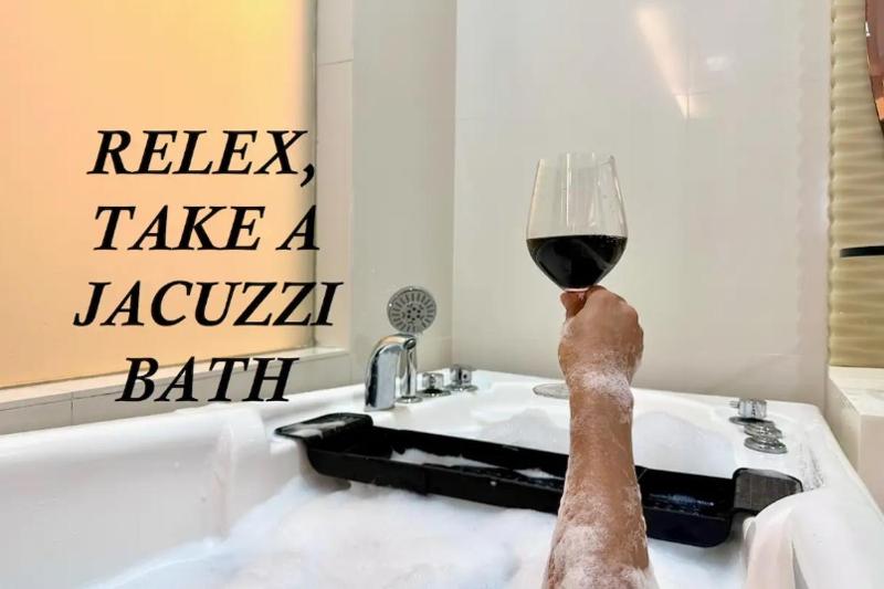 Private Jacuzzi Suite - Pertama Residency — отель с удобствами в Куала-Лумпуре
