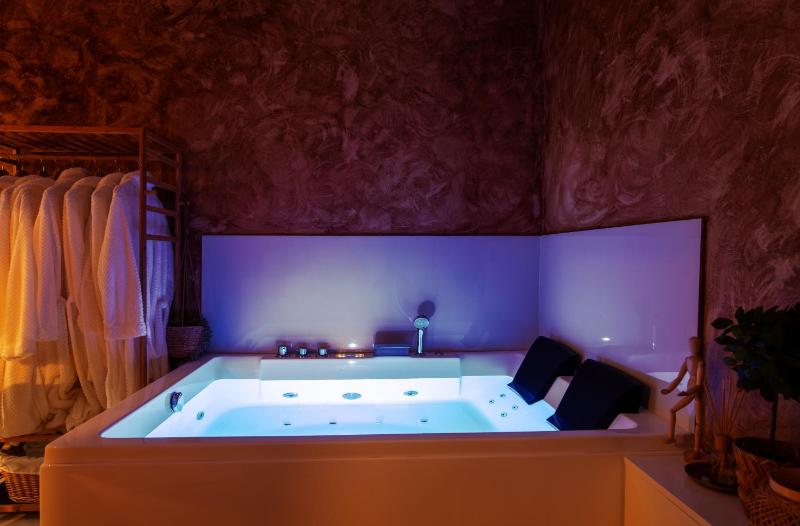 Цены на Spa Diamond, 71 sqm, private Whirlpool в Афины