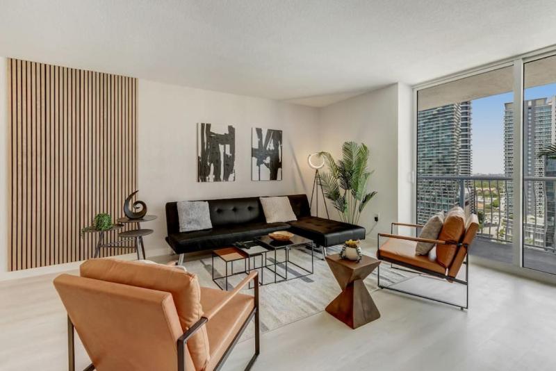 Newly-renovated Corner 3BR Suite with BALCONY and POOL — отзывы гостей и цены