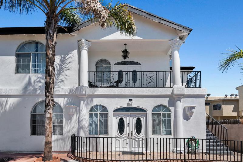 Large 4bed 3bath near Universal studio Burbank airport Hollywood in Los Angeles — отель с удобствами в Лос-Анджелесе