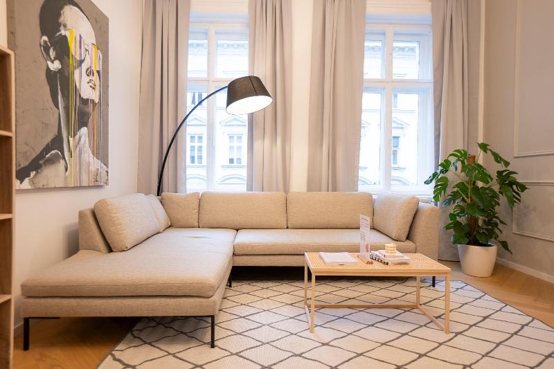 Цены на Spacious 110m2 flat in the city center в вене