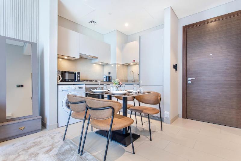 Цены на STAY BY LATINEM Luxury 1BR Holiday Home CVR A2703 near Burj Khalifa в Дубае