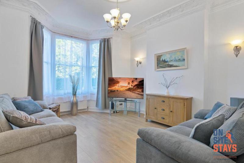 Цены на OnSiteStays - Tranquil 2 Bedroom Apartment with Large Kitchen, Private Garden near Wimbledon Station в Лондоне
