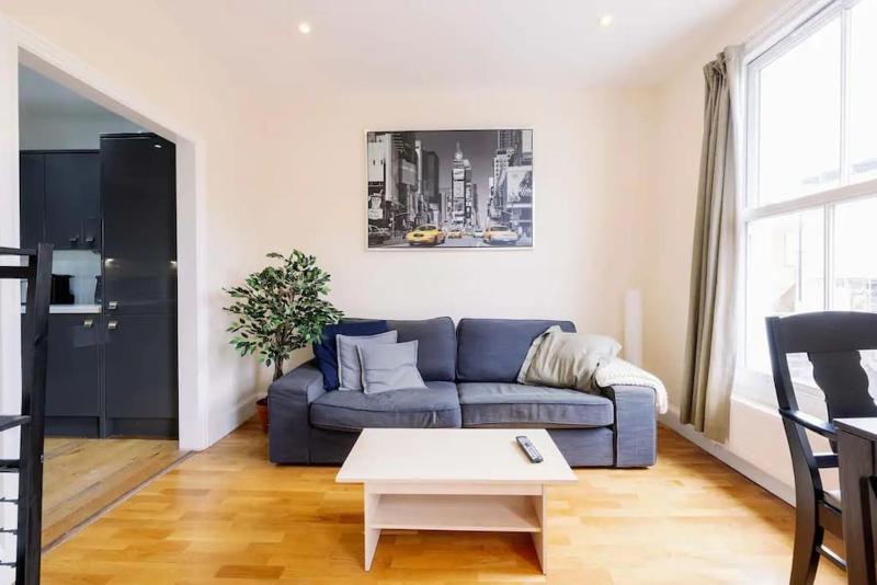 Bright and Quiet 2-bed 2-bath with Great Patio — забронировать отель в Лондоне