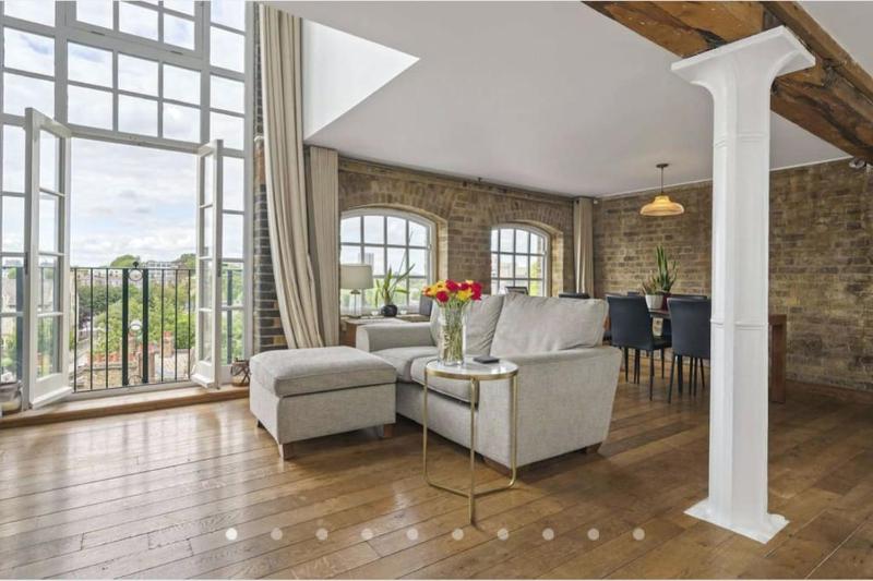 Luxury Artistic 2 Bedroom w/Balcony-Great Location Central London — отель с удобствами в Лондоне