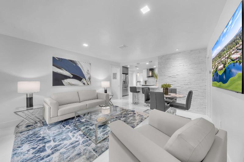 Casa Mykonos 2 2 5 - Modern & Updated - Gables — отель с удобствами в Майами