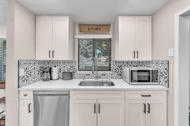 Цены на Coconut Bungalow - Modern 3 1 in Grove Bay в Майами