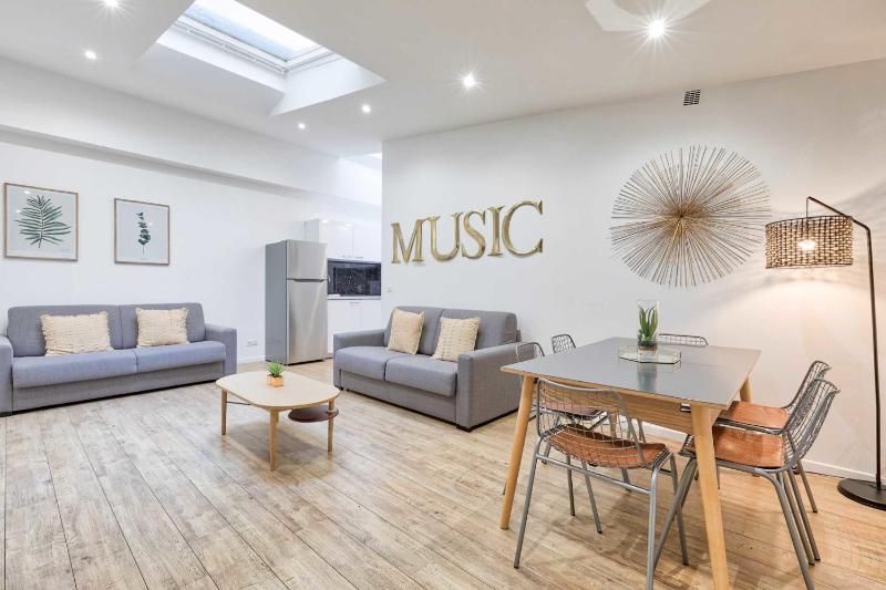 Cosy apartment- 6P- Folies Bergeres — отель в Париже, Франция