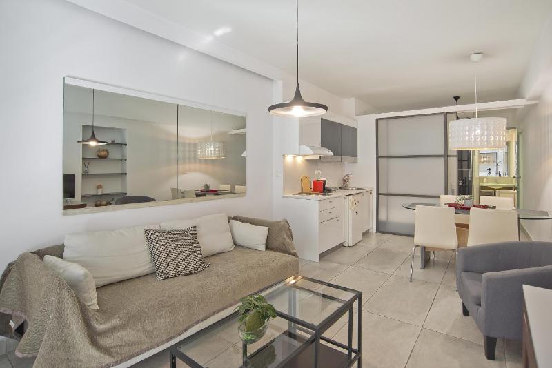 Milanou Glyfada G1 First — отель с удобствами в Афины