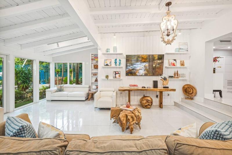 Villa Amalfi - Stylish 3 2 in heart of Coco Grove — отзывы гостей и цены