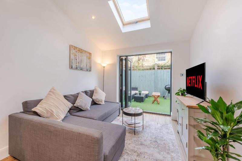 Three-Bedroom Bliss in London Town — отель с удобствами в Лондоне