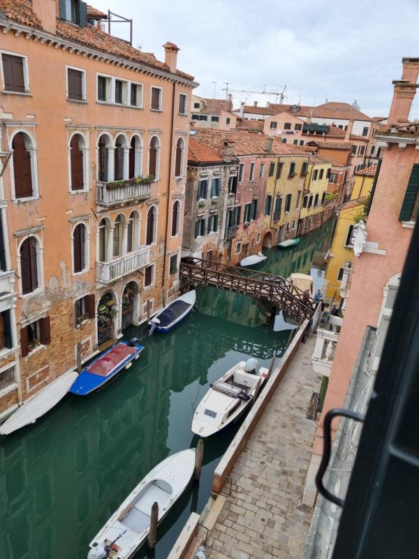 Ca' Cappello Venice Apartment 2 with Canal View — комфортный отель в Венеции