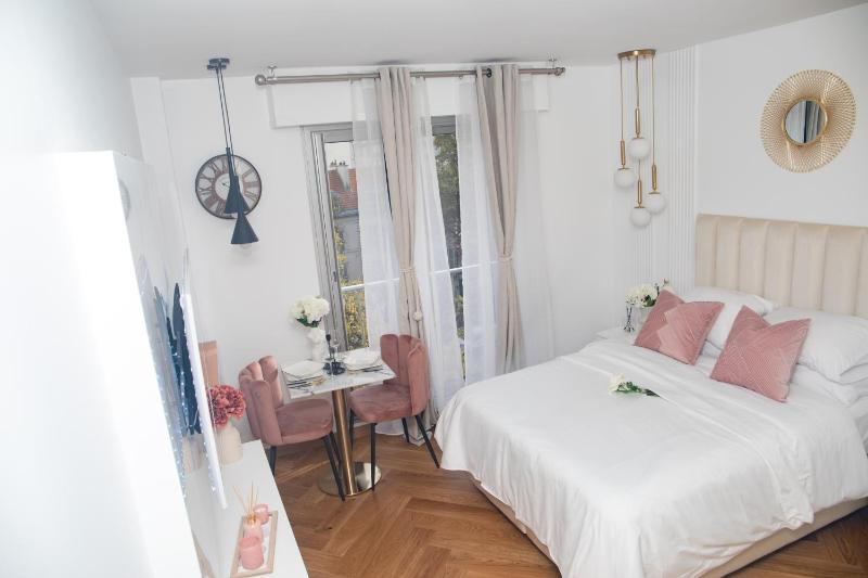Paris' Premium Romantic Studio — отель с удобствами в Париже