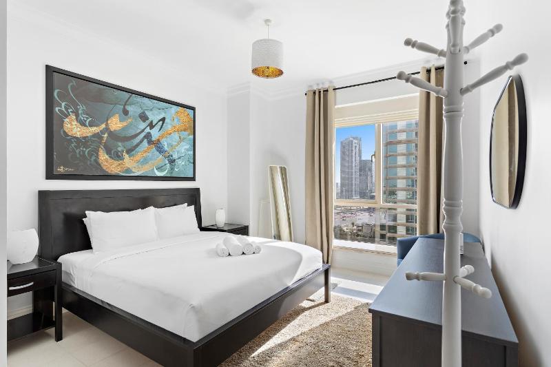 Lux 2BR Apt with Views of Dubai Marina, Pool & Gym — отель с удобным расположением в Дубае