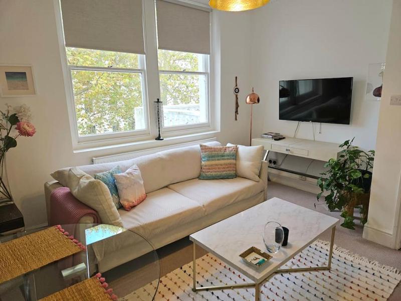 Cozy one bedroom apartment next to Paddington — забронировать отель в Лондоне