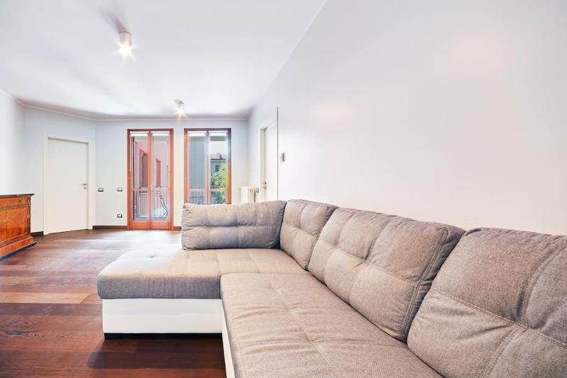 Large apartment Navigli — отель в Милане, Италия