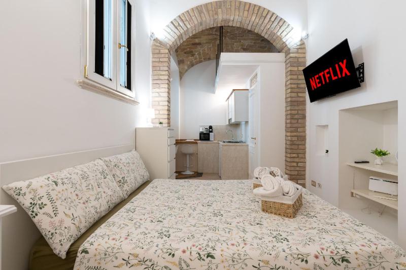 Цены на Domus Romana 5 min from Colosseum Free Netflix в Риме