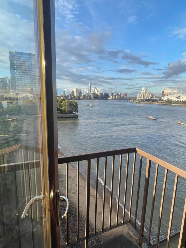 Modern duplex with great views of the river Thames — отель с удобным расположением в Лондоне