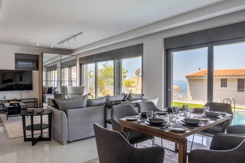 Цены на 2-BR Maisonette with Breathtaking View & Pool в Афины